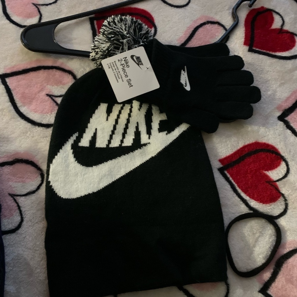 NIKE BIG KIDS SWOOSH POM BEANIE & GLOVE SET